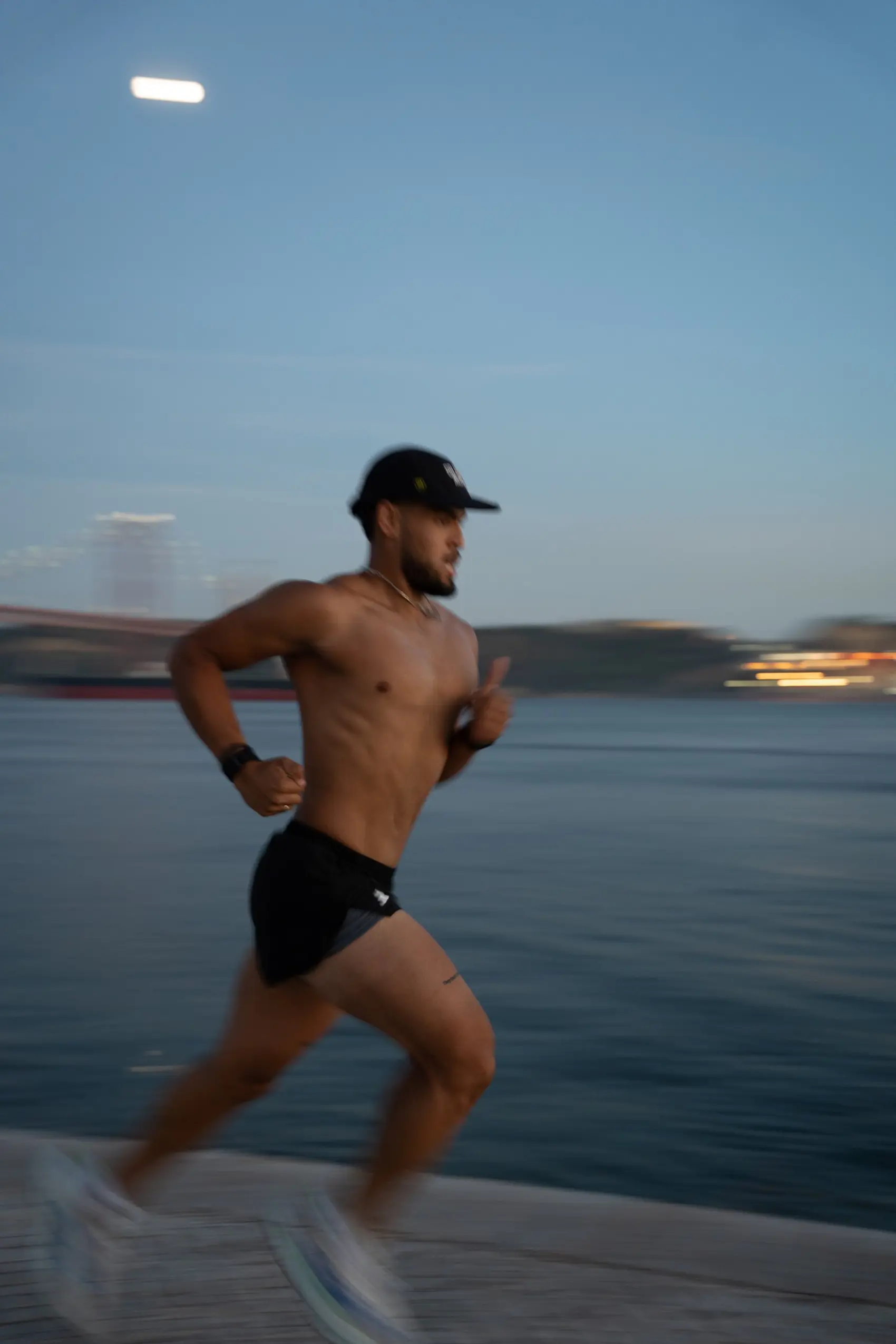 Lucas a correr junto ao Tejo ao fim do dia