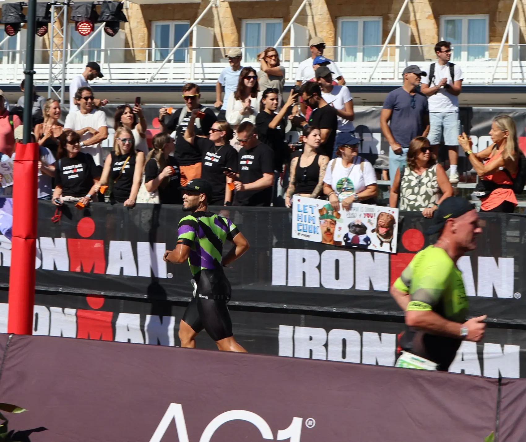 Lucas na corrida do Ironman 70.3 Cascais, com o público na bancada