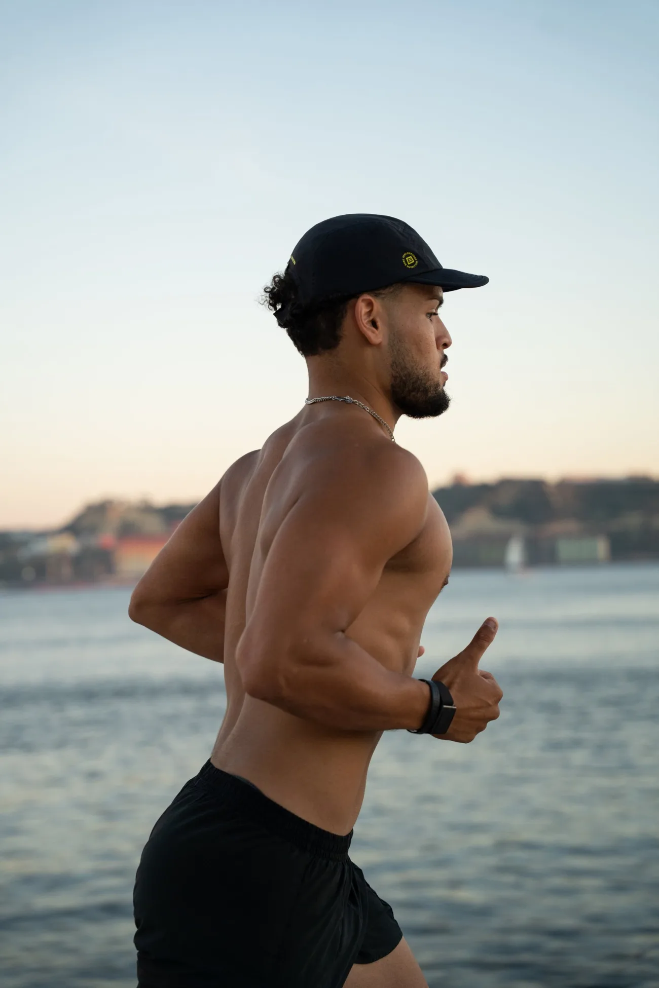 Lucas a correr junto ao Tejo ao pôr do sol