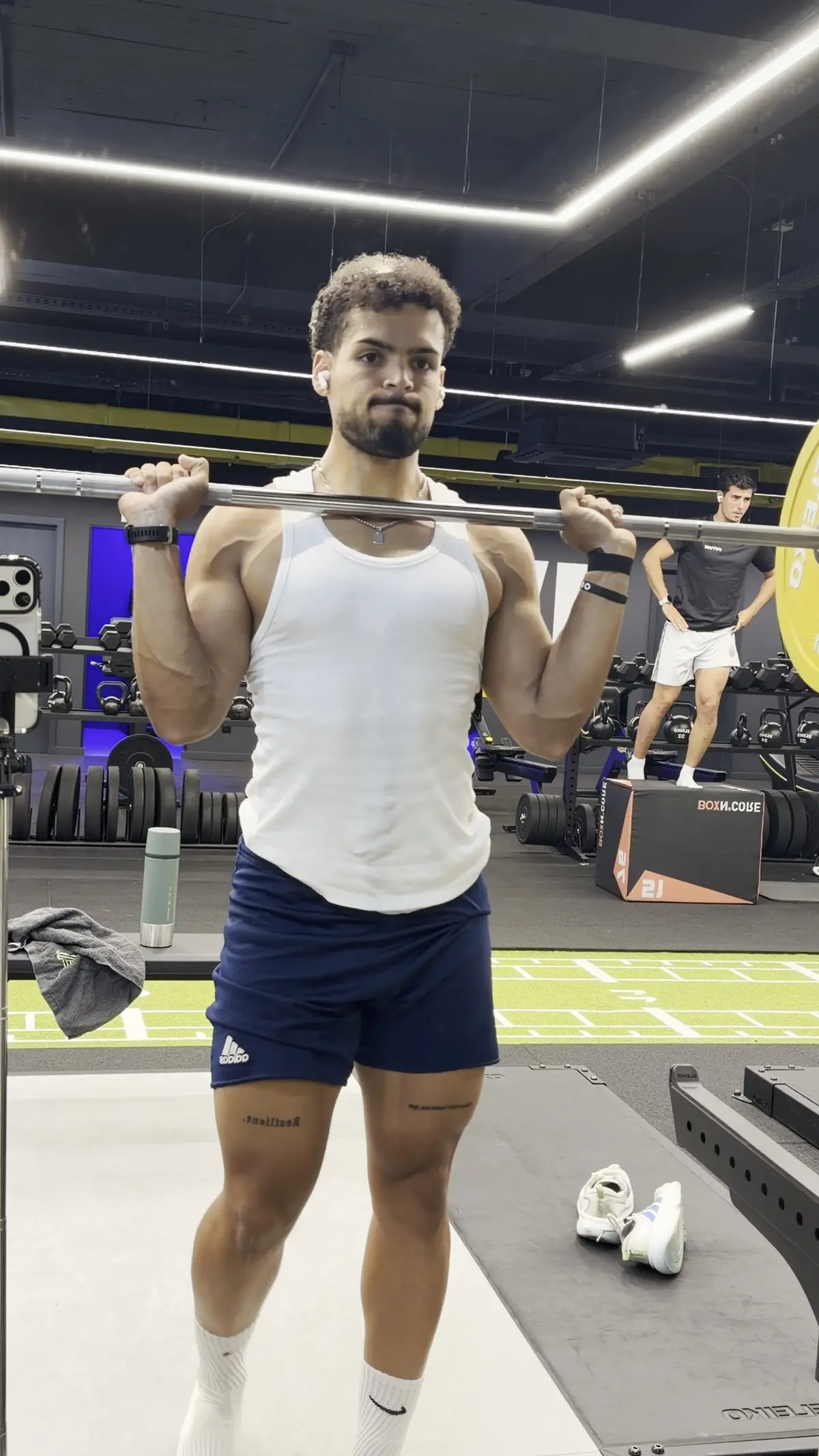 Lucas a fazer press com barra