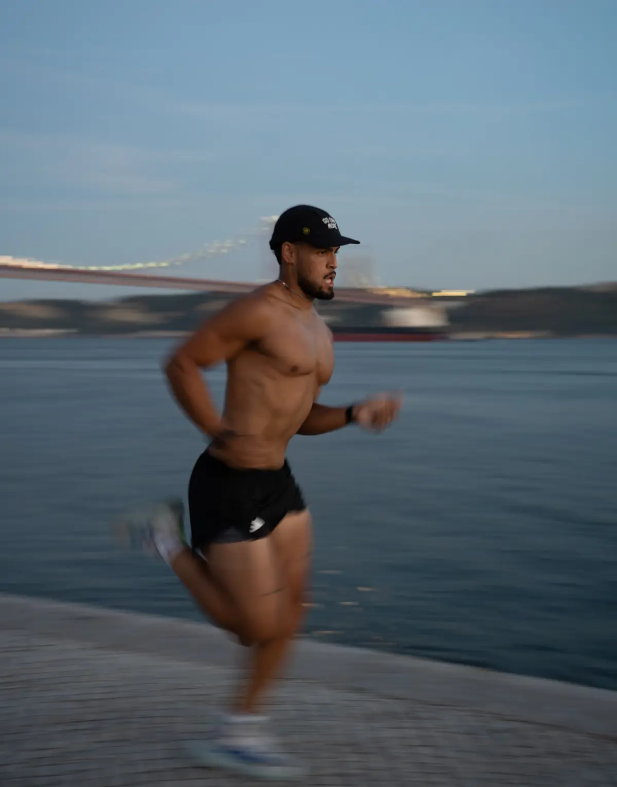 Lucas a correr à beira-rio